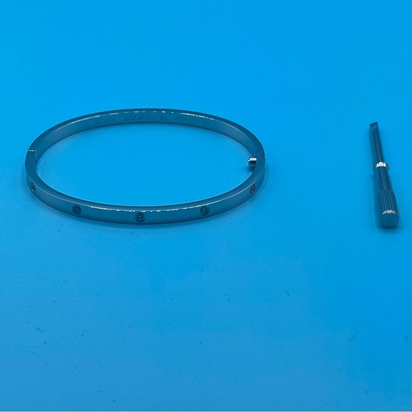 Elegant Silver Bracelet - Picture 1 of 3